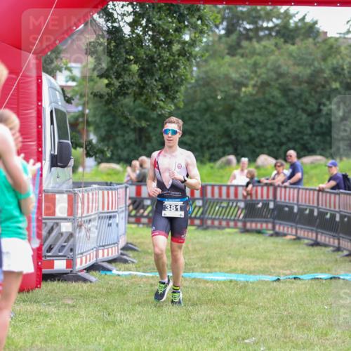 21.06.2026 - 29. Vierlanden-Triathlon Andreas Tolksdorf http://msf.ph/oto/9913595 21.06.2026 11:10:18 Ziel  meine-sportfotos.de