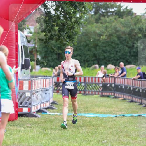 21.06.2026 - 29. Vierlanden-Triathlon Andreas Tolksdorf http://msf.ph/oto/9913597 21.06.2026 11:10:18 Ziel  meine-sportfotos.de