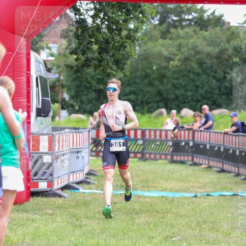21.06.2026 - 29. Vierlanden-Triathlon Andreas Tolksdorf http://msf.ph/oto/9913598 21.06.2026 11:10:18 Ziel  meine-sportfotos.de