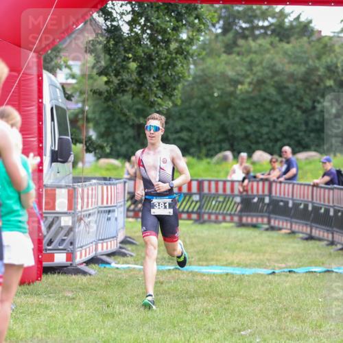 21.06.2026 - 29. Vierlanden-Triathlon Andreas Tolksdorf http://msf.ph/oto/9913599 21.06.2026 11:10:18 Ziel  meine-sportfotos.de
