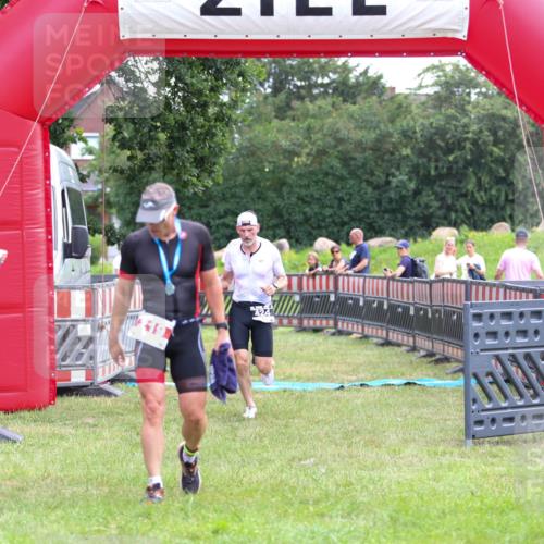 21.06.2026 - 29. Vierlanden-Triathlon Andreas Tolksdorf http://msf.ph/oto/9913630 21.06.2026 11:11:08 Ziel 354, 424 meine-sportfotos.de