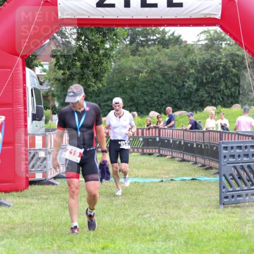21.06.2026 - 29. Vierlanden-Triathlon Andreas Tolksdorf http://msf.ph/oto/9913631 21.06.2026 11:11:08 Ziel 354, 424 meine-sportfotos.de