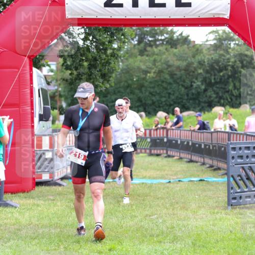 21.06.2026 - 29. Vierlanden-Triathlon Andreas Tolksdorf http://msf.ph/oto/9913637 21.06.2026 11:11:08 Ziel 354, 424 meine-sportfotos.de