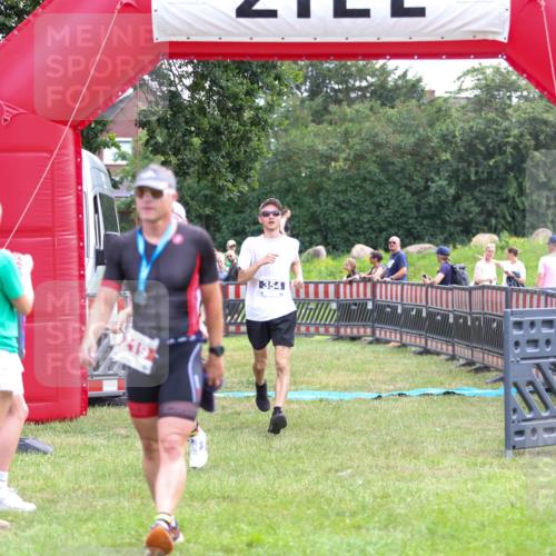 21.06.2026 - 29. Vierlanden-Triathlon Andreas Tolksdorf http://msf.ph/oto/9913641 21.06.2026 11:11:10 Ziel 354, 424 meine-sportfotos.de