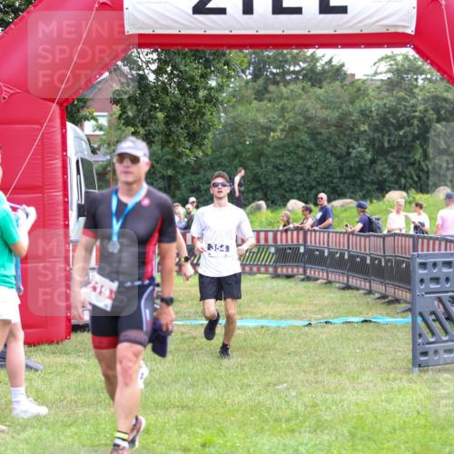 21.06.2026 - 29. Vierlanden-Triathlon Andreas Tolksdorf http://msf.ph/oto/9913643 21.06.2026 11:11:10 Ziel 354, 424 meine-sportfotos.de