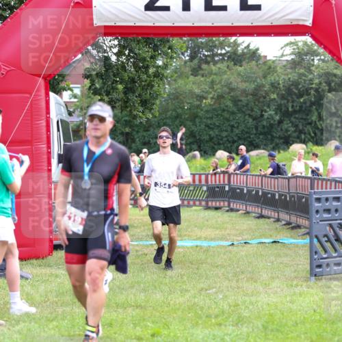 21.06.2026 - 29. Vierlanden-Triathlon Andreas Tolksdorf http://msf.ph/oto/9913644 21.06.2026 11:11:10 Ziel 354, 424 meine-sportfotos.de