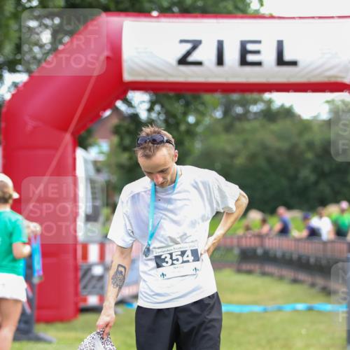 21.06.2026 - 29. Vierlanden-Triathlon Andreas Tolksdorf http://msf.ph/oto/9913659 21.06.2026 11:11:22 Ziel  meine-sportfotos.de