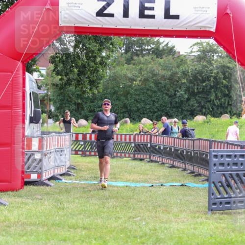 21.06.2026 - 29. Vierlanden-Triathlon Andreas Tolksdorf http://msf.ph/oto/9913666 21.06.2026 11:11:37 Ziel 336, 395 meine-sportfotos.de