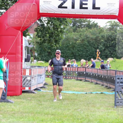 21.06.2026 - 29. Vierlanden-Triathlon Andreas Tolksdorf http://msf.ph/oto/9913671 21.06.2026 11:11:38 Ziel 336, 395 meine-sportfotos.de