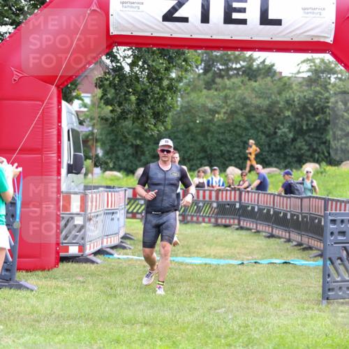 21.06.2026 - 29. Vierlanden-Triathlon Andreas Tolksdorf http://msf.ph/oto/9913678 21.06.2026 11:11:39 Ziel 336, 395 meine-sportfotos.de