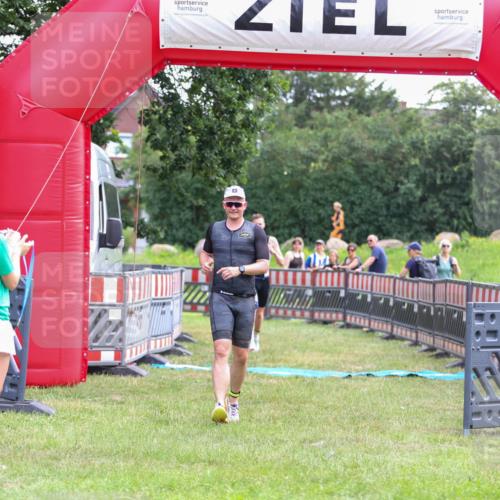 21.06.2026 - 29. Vierlanden-Triathlon Andreas Tolksdorf http://msf.ph/oto/9913683 21.06.2026 11:11:39 Ziel 336, 395 meine-sportfotos.de