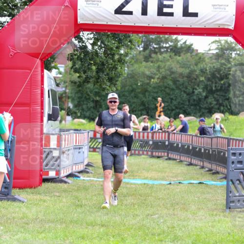 21.06.2026 - 29. Vierlanden-Triathlon Andreas Tolksdorf http://msf.ph/oto/9913685 21.06.2026 11:11:39 Ziel 336, 395 meine-sportfotos.de