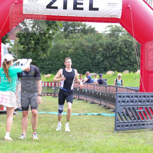 21.06.2026 - 29. Vierlanden-Triathlon Andreas Tolksdorf http://msf.ph/oto/9913688 21.06.2026 11:11:41 Ziel 336, 395 meine-sportfotos.de