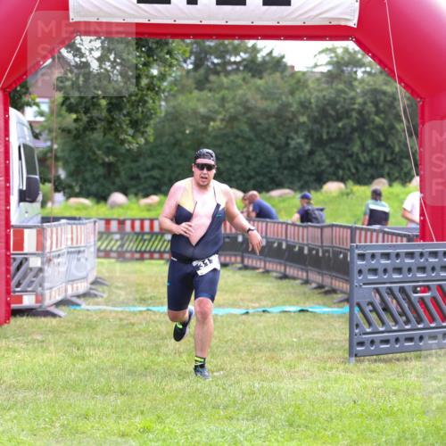 21.06.2026 - 29. Vierlanden-Triathlon Andreas Tolksdorf http://msf.ph/oto/9913702 21.06.2026 11:12:03 Ziel 317 meine-sportfotos.de