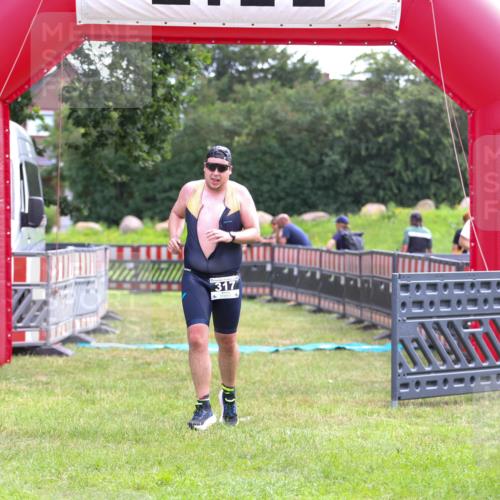 21.06.2026 - 29. Vierlanden-Triathlon Andreas Tolksdorf http://msf.ph/oto/9913704 21.06.2026 11:12:03 Ziel 317 meine-sportfotos.de