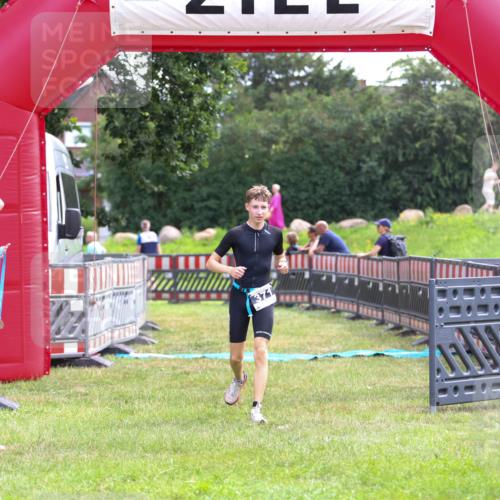 21.06.2026 - 29. Vierlanden-Triathlon Andreas Tolksdorf http://msf.ph/oto/9913718 21.06.2026 11:12:26 Ziel  meine-sportfotos.de