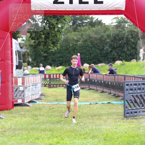 21.06.2026 - 29. Vierlanden-Triathlon Andreas Tolksdorf http://msf.ph/oto/9913719 21.06.2026 11:12:26 Ziel  meine-sportfotos.de