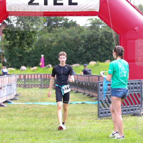 21.06.2026 - 29. Vierlanden-Triathlon Andreas Tolksdorf http://msf.ph/oto/9913727 21.06.2026 11:12:27 Ziel  meine-sportfotos.de
