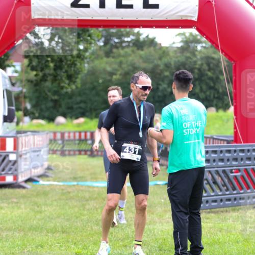 21.06.2026 - 29. Vierlanden-Triathlon Andreas Tolksdorf http://msf.ph/oto/9913733 21.06.2026 11:12:45 Ziel 303 meine-sportfotos.de