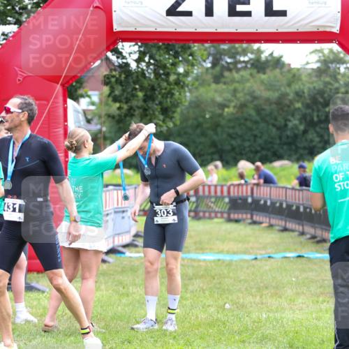 21.06.2026 - 29. Vierlanden-Triathlon Andreas Tolksdorf http://msf.ph/oto/9913738 21.06.2026 11:12:47 Ziel 303 meine-sportfotos.de