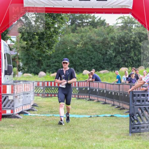 21.06.2026 - 29. Vierlanden-Triathlon Andreas Tolksdorf http://msf.ph/oto/9913754 21.06.2026 11:14:33 Ziel 464 meine-sportfotos.de