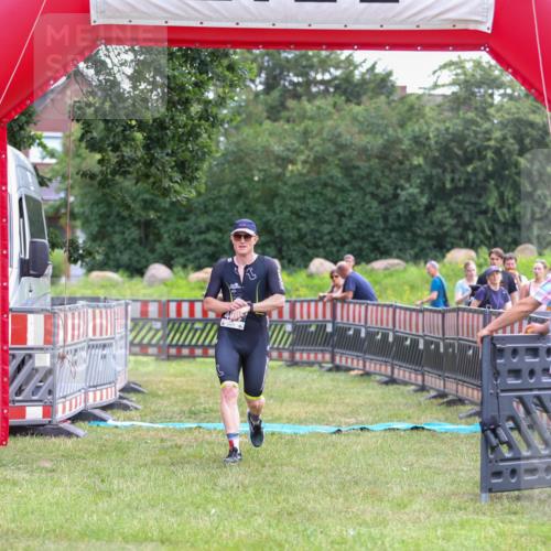 21.06.2026 - 29. Vierlanden-Triathlon Andreas Tolksdorf http://msf.ph/oto/9913755 21.06.2026 11:14:33 Ziel 464 meine-sportfotos.de