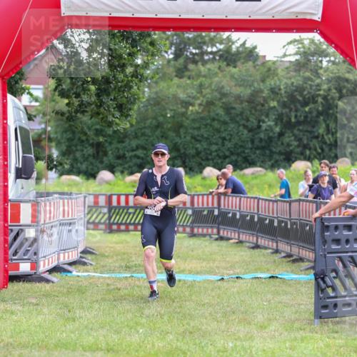 21.06.2026 - 29. Vierlanden-Triathlon Andreas Tolksdorf http://msf.ph/oto/9913756 21.06.2026 11:14:33 Ziel 464 meine-sportfotos.de