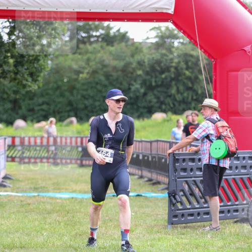 21.06.2026 - 29. Vierlanden-Triathlon Andreas Tolksdorf http://msf.ph/oto/9913762 21.06.2026 11:14:37 Ziel 464 meine-sportfotos.de