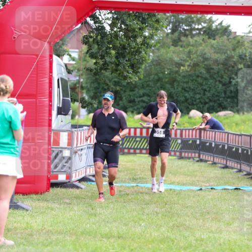 21.06.2026 - 29. Vierlanden-Triathlon Andreas Tolksdorf http://msf.ph/oto/9913773 21.06.2026 11:15:03 Ziel 358, 454 meine-sportfotos.de