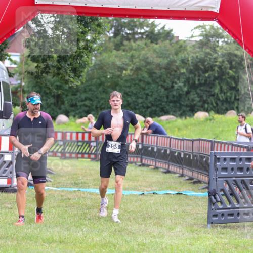 21.06.2026 - 29. Vierlanden-Triathlon Andreas Tolksdorf http://msf.ph/oto/9913781 21.06.2026 11:15:05 Ziel 358, 454, 542 meine-sportfotos.de