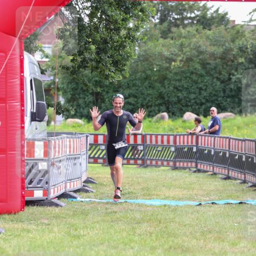 21.06.2026 - 29. Vierlanden-Triathlon Andreas Tolksdorf http://msf.ph/oto/9913820 21.06.2026 11:15:56 Ziel 392 meine-sportfotos.de