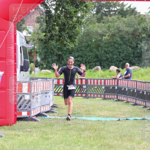 21.06.2026 - 29. Vierlanden-Triathlon Andreas Tolksdorf http://msf.ph/oto/9913822 21.06.2026 11:15:56 Ziel 392 meine-sportfotos.de