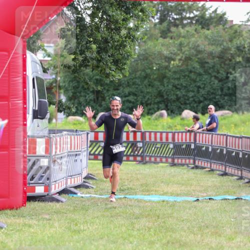 21.06.2026 - 29. Vierlanden-Triathlon Andreas Tolksdorf http://msf.ph/oto/9913823 21.06.2026 11:15:56 Ziel 392 meine-sportfotos.de