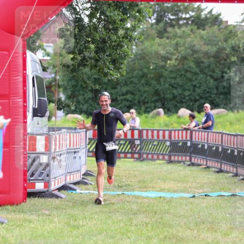 21.06.2026 - 29. Vierlanden-Triathlon Andreas Tolksdorf http://msf.ph/oto/9913829 21.06.2026 11:15:56 Ziel 392 meine-sportfotos.de