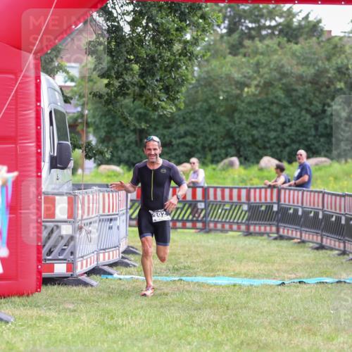21.06.2026 - 29. Vierlanden-Triathlon Andreas Tolksdorf http://msf.ph/oto/9913830 21.06.2026 11:15:56 Ziel 392 meine-sportfotos.de
