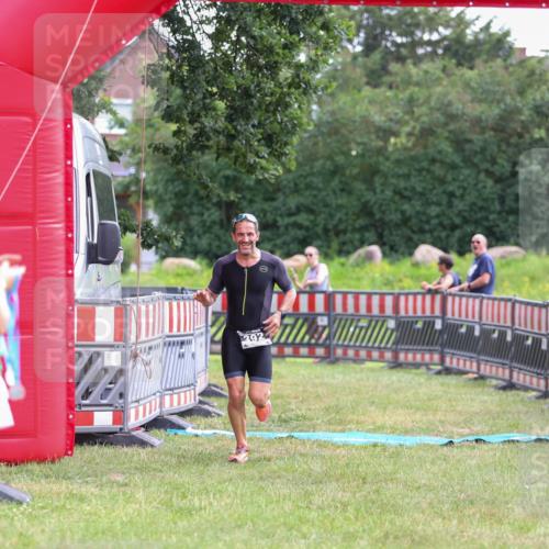 21.06.2026 - 29. Vierlanden-Triathlon Andreas Tolksdorf http://msf.ph/oto/9913831 21.06.2026 11:15:57 Ziel 392 meine-sportfotos.de