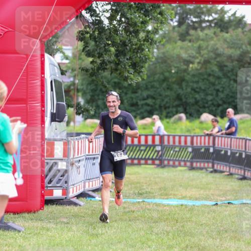 21.06.2026 - 29. Vierlanden-Triathlon Andreas Tolksdorf http://msf.ph/oto/9913832 21.06.2026 11:15:57 Ziel 392 meine-sportfotos.de