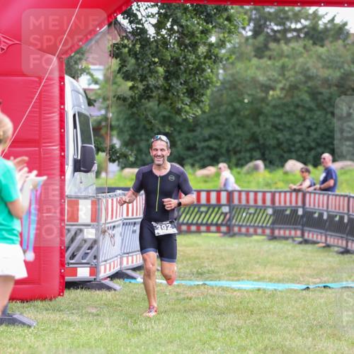 21.06.2026 - 29. Vierlanden-Triathlon Andreas Tolksdorf http://msf.ph/oto/9913834 21.06.2026 11:15:57 Ziel 392 meine-sportfotos.de