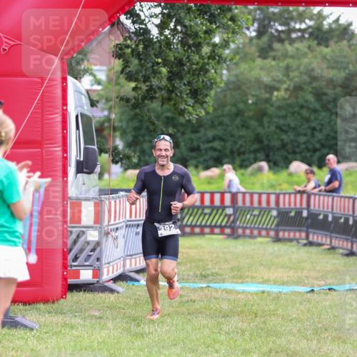 21.06.2026 - 29. Vierlanden-Triathlon Andreas Tolksdorf http://msf.ph/oto/9913835 21.06.2026 11:15:57 Ziel 392 meine-sportfotos.de