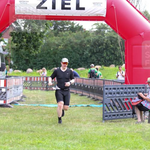 21.06.2026 - 29. Vierlanden-Triathlon Andreas Tolksdorf http://msf.ph/oto/9913875 21.06.2026 11:16:17 Ziel 313, 609 meine-sportfotos.de