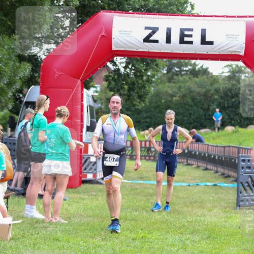 21.06.2026 - 29. Vierlanden-Triathlon Andreas Tolksdorf http://msf.ph/oto/9913961 21.06.2026 11:17:25 Ziel 397, 410 meine-sportfotos.de