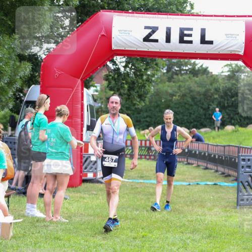 21.06.2026 - 29. Vierlanden-Triathlon Andreas Tolksdorf http://msf.ph/oto/9913962 21.06.2026 11:17:25 Ziel 397, 410 meine-sportfotos.de