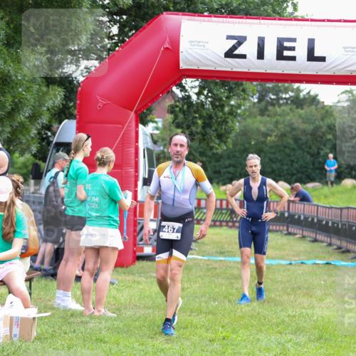 21.06.2026 - 29. Vierlanden-Triathlon Andreas Tolksdorf http://msf.ph/oto/9913966 21.06.2026 11:17:25 Ziel 397, 410 meine-sportfotos.de