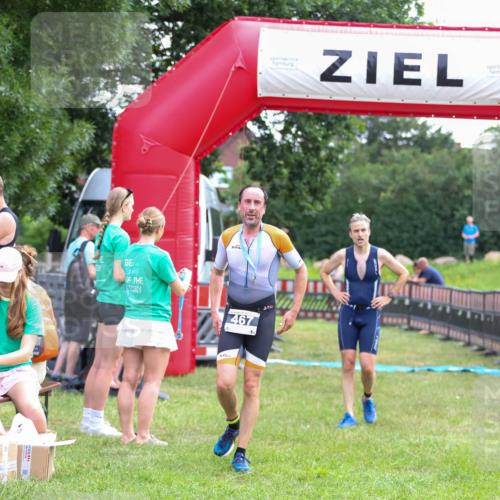 21.06.2026 - 29. Vierlanden-Triathlon Andreas Tolksdorf http://msf.ph/oto/9913967 21.06.2026 11:17:25 Ziel 397, 410 meine-sportfotos.de