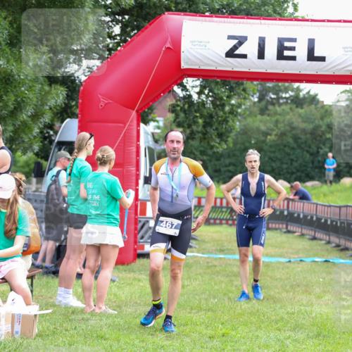 21.06.2026 - 29. Vierlanden-Triathlon Andreas Tolksdorf http://msf.ph/oto/9913968 21.06.2026 11:17:25 Ziel 397, 410 meine-sportfotos.de