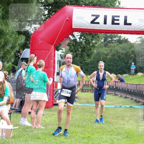 21.06.2026 - 29. Vierlanden-Triathlon Andreas Tolksdorf http://msf.ph/oto/9913969 21.06.2026 11:17:25 Ziel 397, 410 meine-sportfotos.de