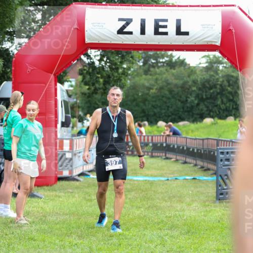 21.06.2026 - 29. Vierlanden-Triathlon Andreas Tolksdorf http://msf.ph/oto/9913978 21.06.2026 11:17:40 Ziel  meine-sportfotos.de