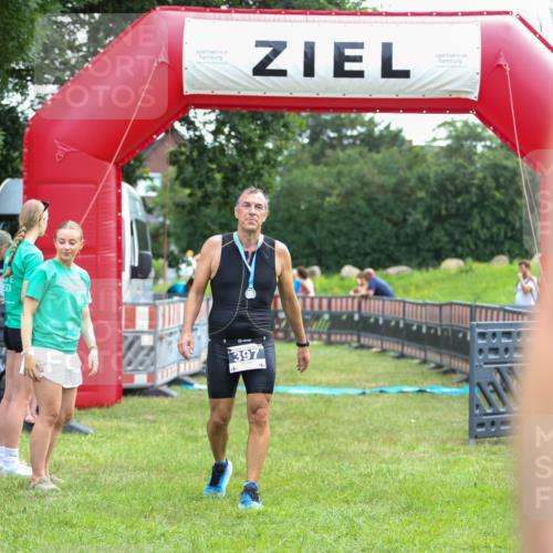 21.06.2026 - 29. Vierlanden-Triathlon Andreas Tolksdorf http://msf.ph/oto/9913979 21.06.2026 11:17:40 Ziel  meine-sportfotos.de