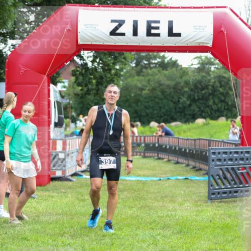 21.06.2026 - 29. Vierlanden-Triathlon Andreas Tolksdorf http://msf.ph/oto/9913982 21.06.2026 11:17:40 Ziel  meine-sportfotos.de