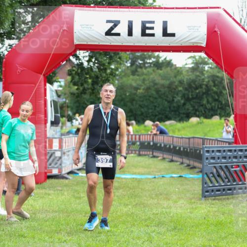 21.06.2026 - 29. Vierlanden-Triathlon Andreas Tolksdorf http://msf.ph/oto/9913984 21.06.2026 11:17:40 Ziel  meine-sportfotos.de